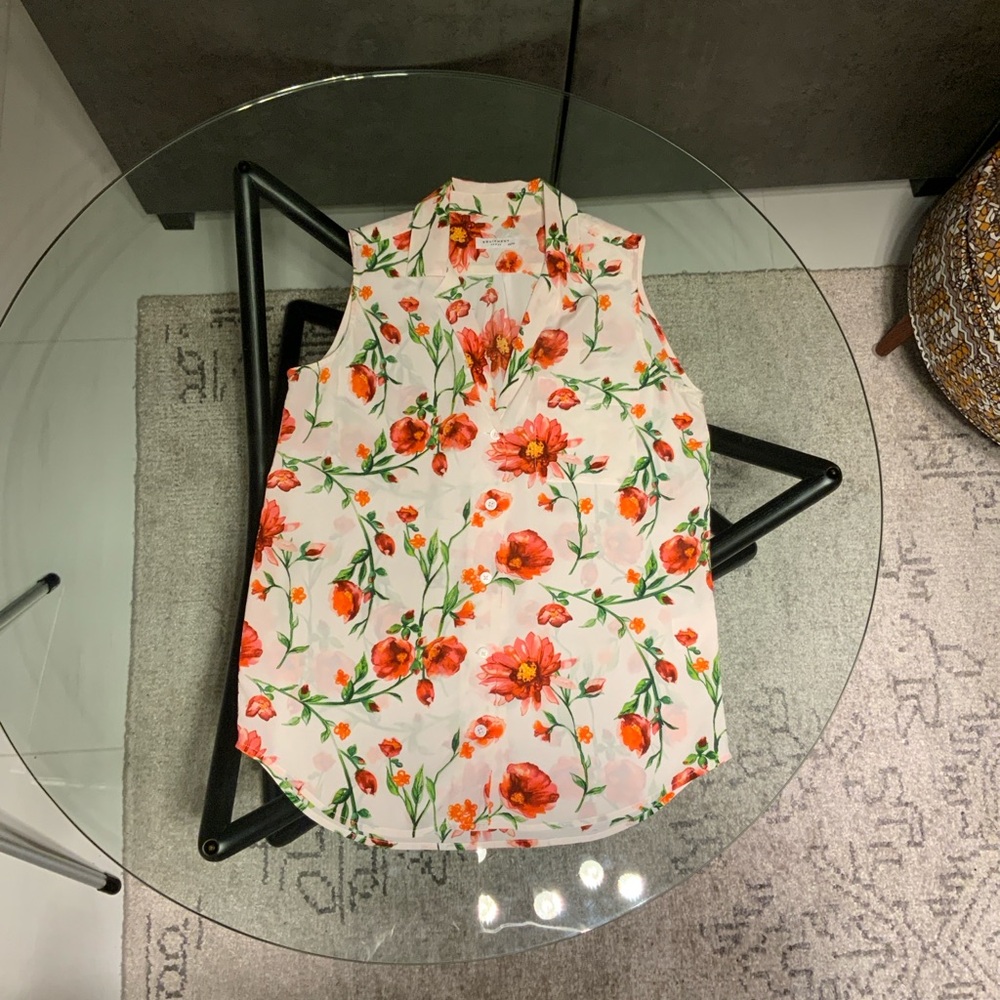 Equipment Sleeveless Floral Button-Up Top in White with Orange-Red Blooms XS